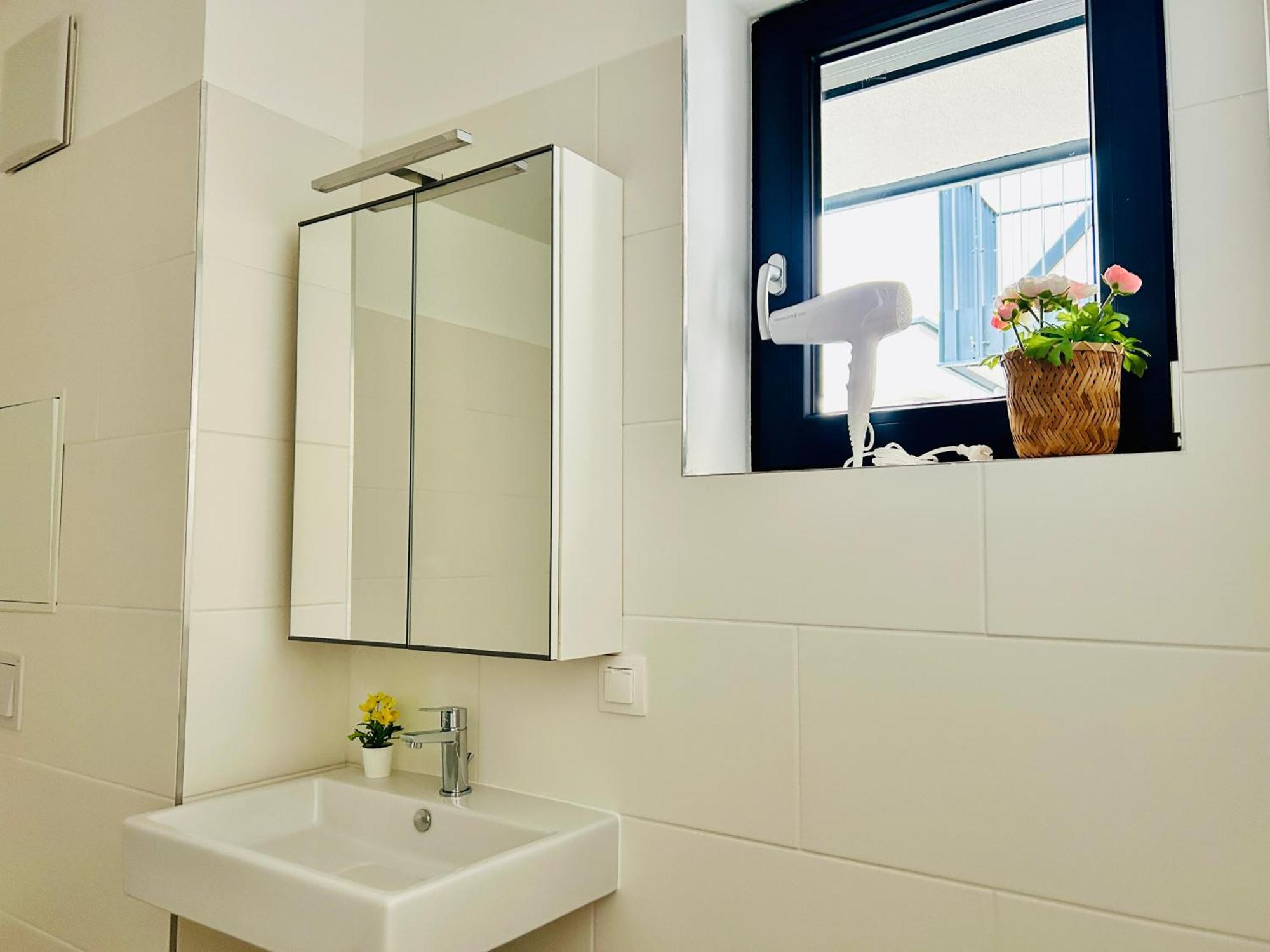 Modern Apartment With Balcony & Free Parking - Nearby Metro فيينا المظهر الخارجي الصورة