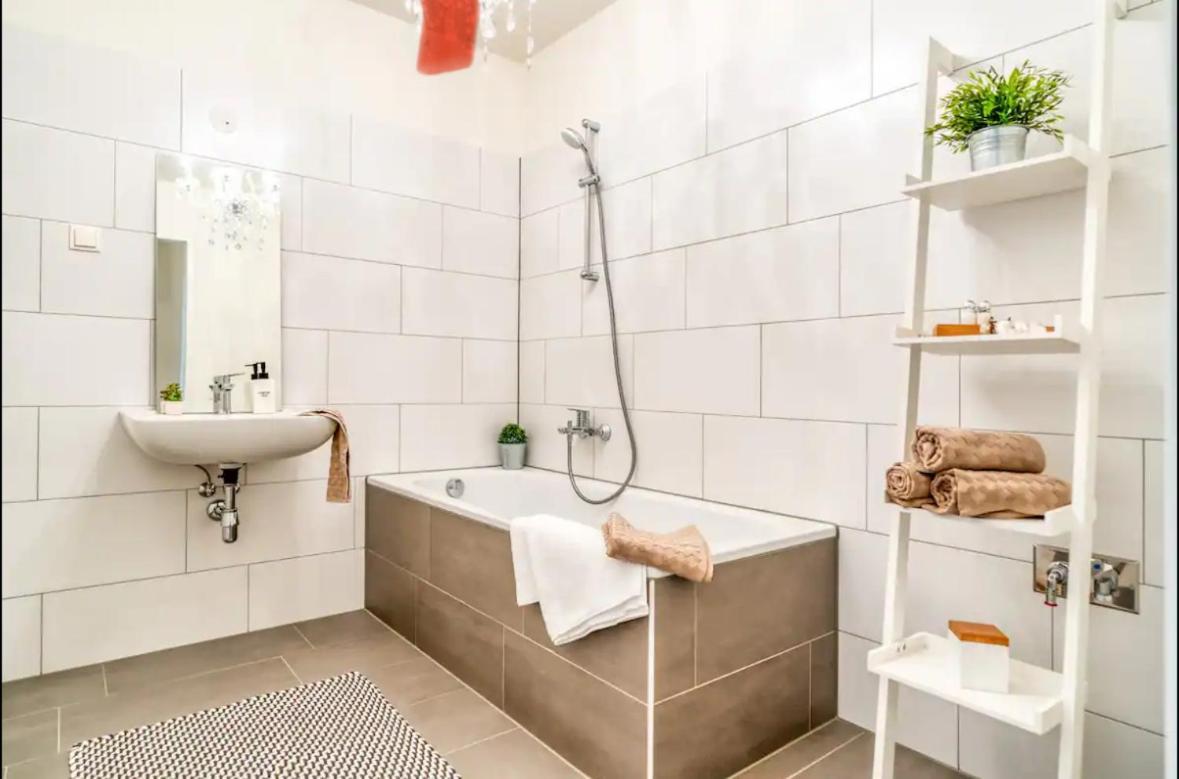 Modern Apartment With Balcony & Free Parking - Nearby Metro فيينا المظهر الخارجي الصورة